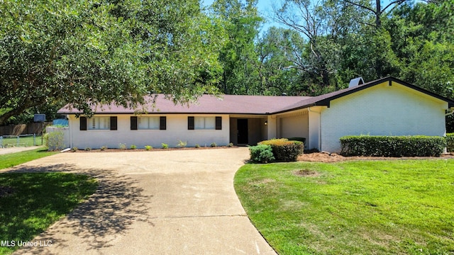 ranch-style home featuring a front lawn