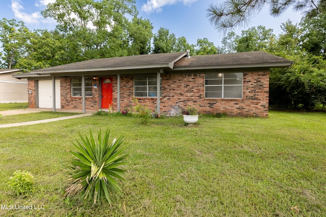 ranch-style house featuring a front lawn