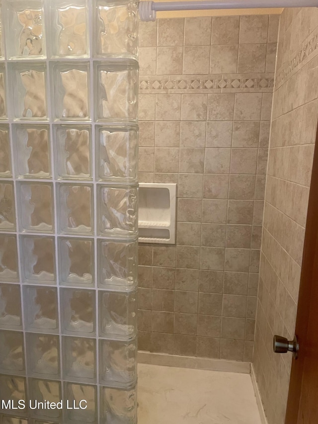 2909 Pimlico Dr, Ocean Springs, MS 39564 - bathroom with tiled shower