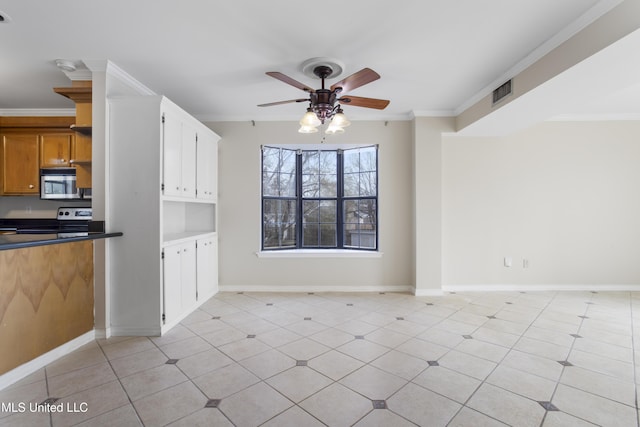 kitchen with visible vents, stainless steel appliances, ceiling fan, and ornamental molding