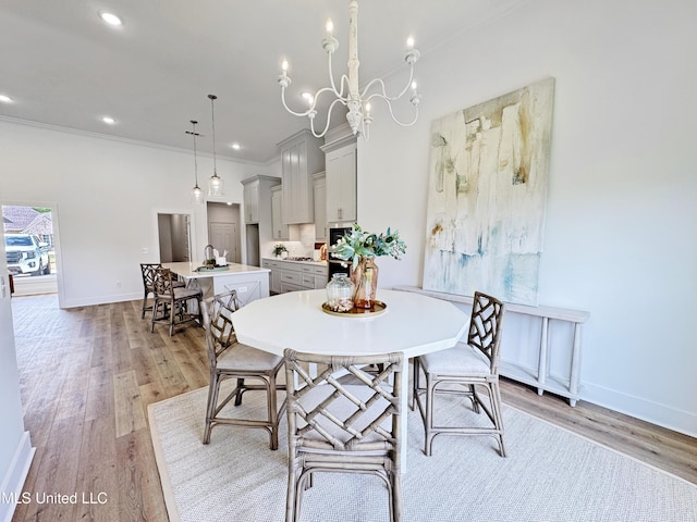 dining area featuring recessed lighting, light wood-style flooring, baseboards, and ornamental molding
