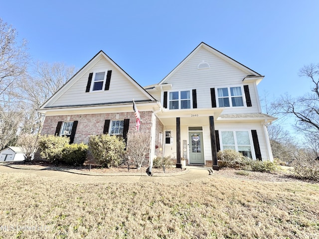 view of front of property featuring a front lawn