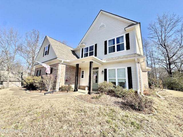 front of property with a front lawn