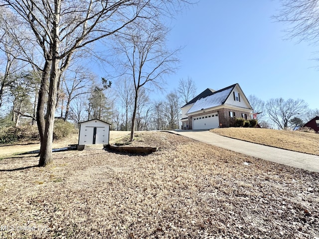 view of yard with a storage shed