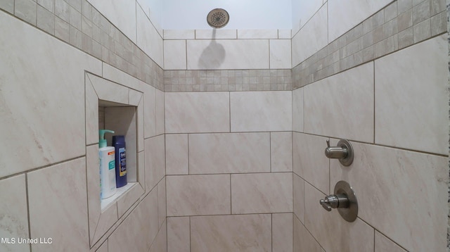 room details featuring a tile shower