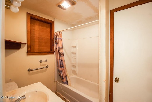 900 Old Benton Rd, Yazoo City, MS 39194 - full bath featuring shower / bathtub combination with curtain
