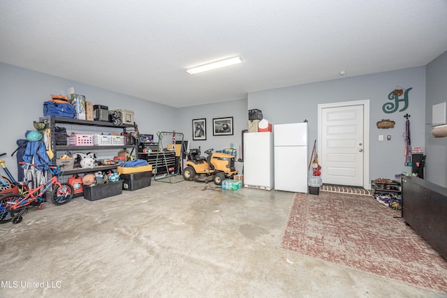 garage featuring freestanding refrigerator