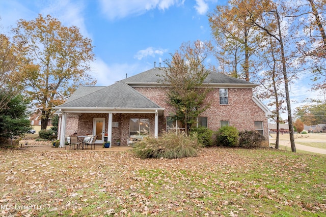 view of front of house featuring a front lawn