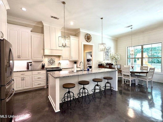 kitchen featuring stainless steel appliances, crown molding, a chandelier, tasteful backsplash, and finished concrete flooring