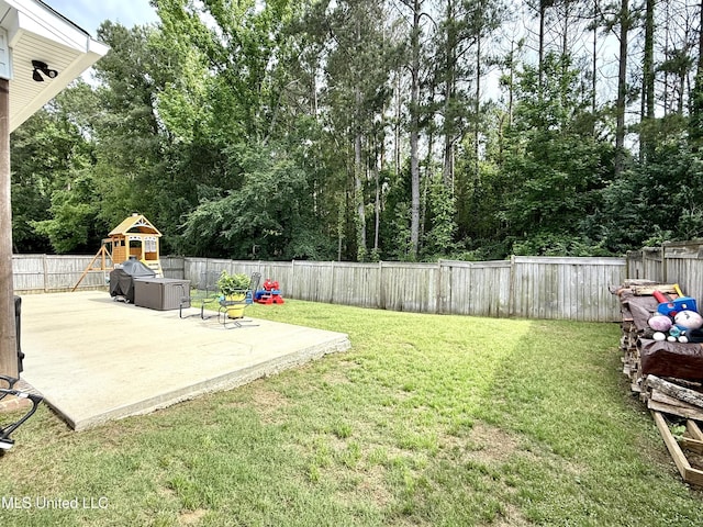 view of yard with a patio area