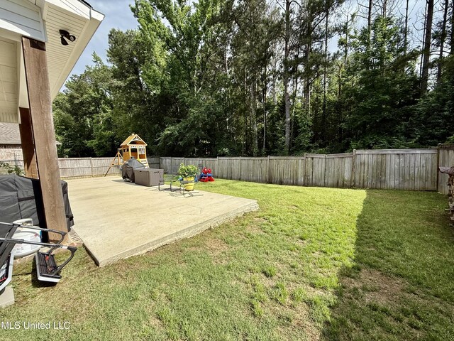 view of yard with a patio area