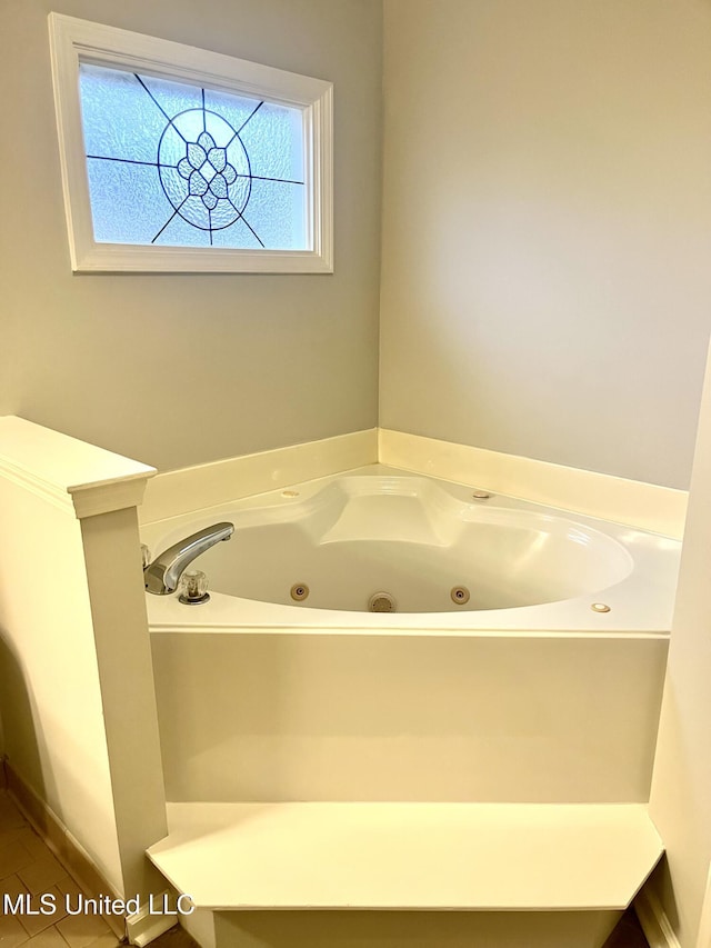 7827 S Chesterfield Dr, Southaven, MS 38671 - full bath with a jetted tub
