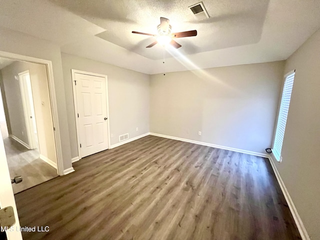 7827 S Chesterfield Dr, Southaven, MS 38671 - unfurnished bedroom with dark wood-type flooring, baseboards, and a ceiling fan