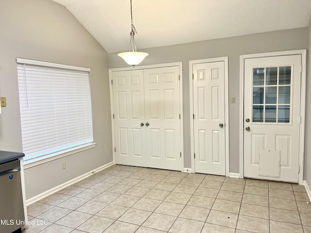 7827 S Chesterfield Dr, Southaven, MS 38671 - foyer with light tile patterned floors, vaulted ceiling, and baseboards