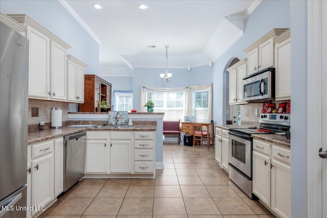 3753 Kenton Dr, Southaven, MS 38672 - kitchen featuring stainless steel appliances, a sink, a chandelier, decorative backsplash, and crown molding