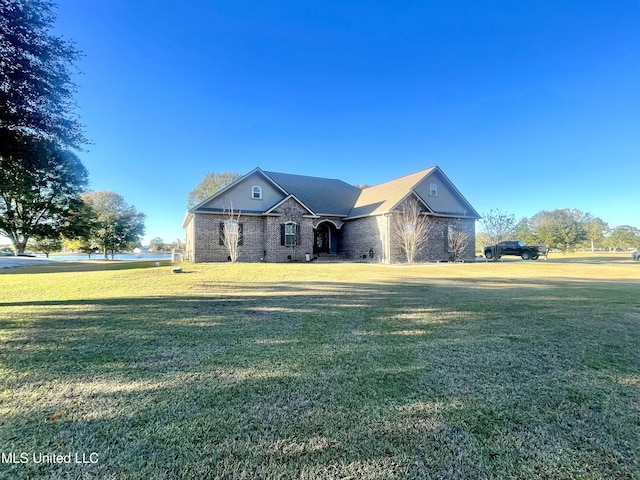 view of front of home featuring a front yard