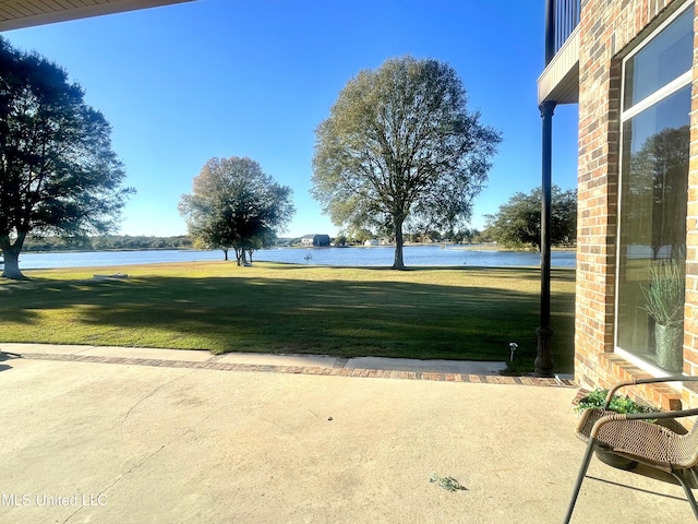 view of yard featuring a water view