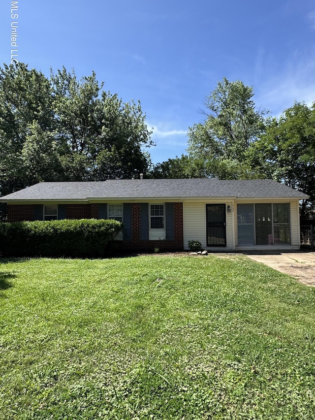 1597 Vicksburg Dr, Southaven, MS 38671 - single story home featuring a front lawn and brick siding