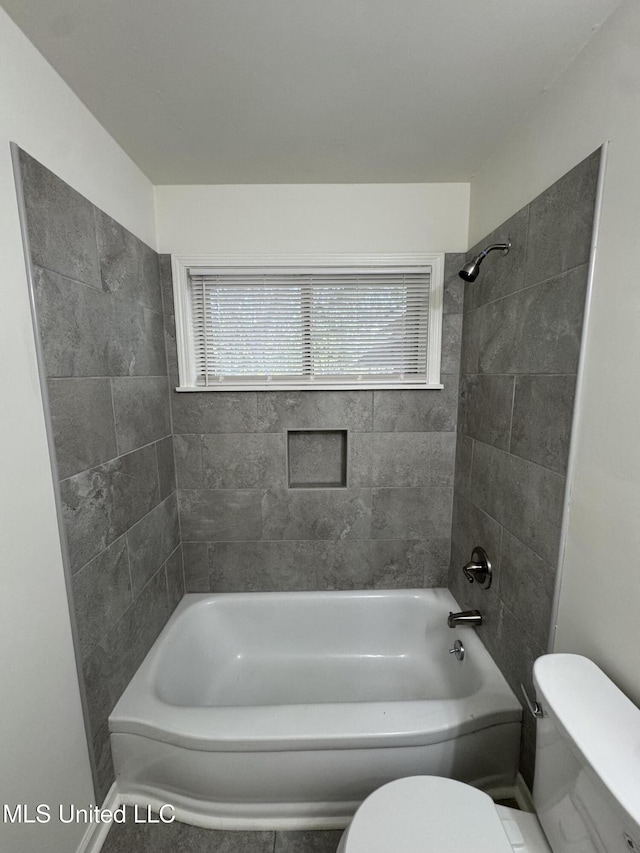 1597 Vicksburg Dr, Southaven, MS 38671 - bathroom featuring toilet, plenty of natural light, and bathing tub / shower combination
