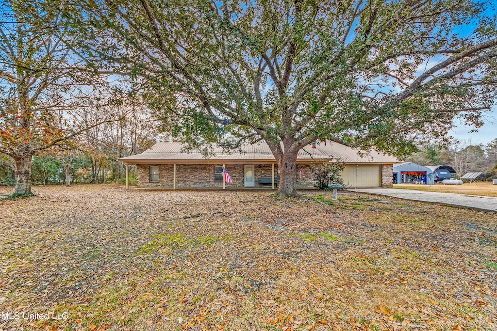 ranch-style home featuring a garage