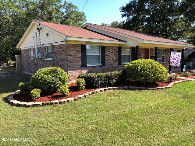 single story home featuring a front lawn