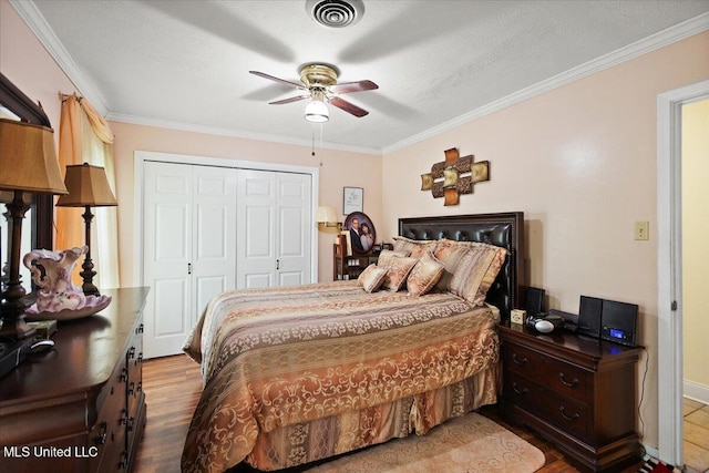 5967 Huntview Dr, Jackson, MS 39206 - bedroom with crown molding, a closet, wood finished floors, and ceiling fan
