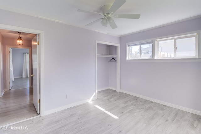 unfurnished bedroom with light wood-type flooring, a closet, crown molding, and ceiling fan