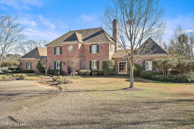 view of front facade with a front yard