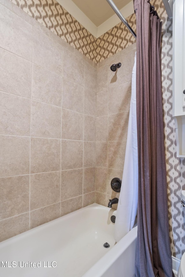bathroom with shower / bath combo