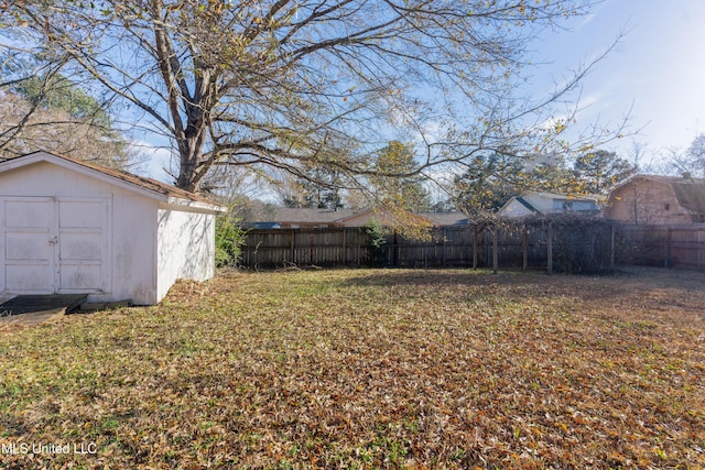 view of yard with a shed