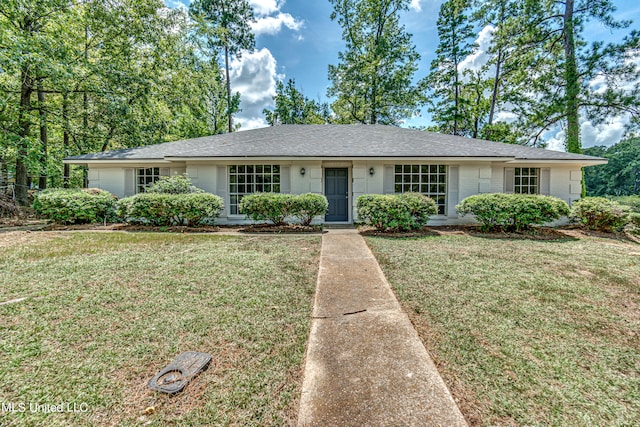 single story home featuring a front yard