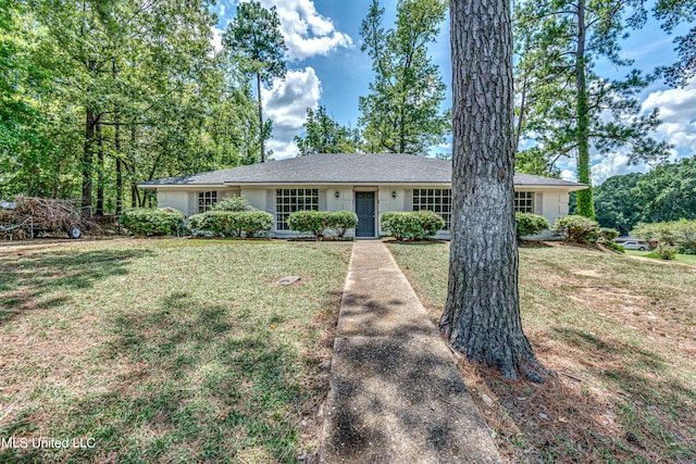 single story home with a front yard