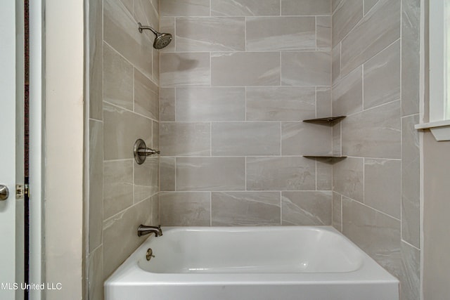 bathroom featuring tiled shower / bath