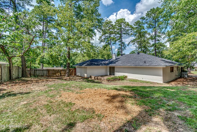 exterior space featuring a lawn