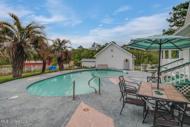 view of swimming pool featuring fence, a fenced in pool, outdoor dining area, and a patio area