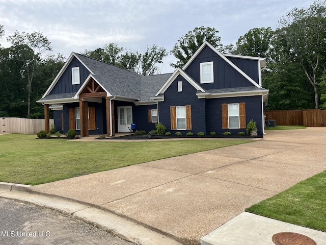 6731 Bobwhite Cir, Southaven, MS 38672 - view of front of house with board and batten siding and a porch