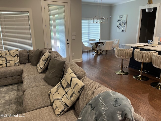 6731 Bobwhite Cir, Southaven, MS 38672 - living area featuring a chandelier, wood finished floors, crown molding, and baseboards