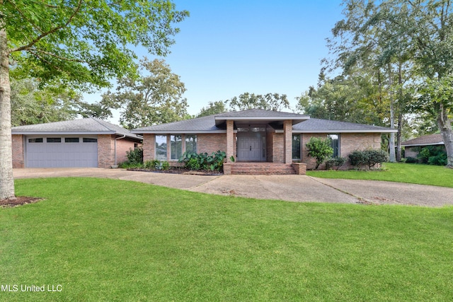 view of front of house featuring a front yard and a garage