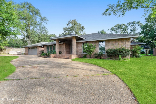 view of front of house featuring a front yard and a garage