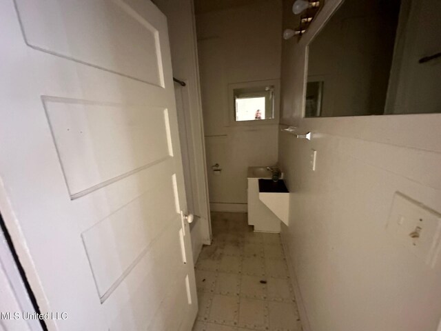 315 S Bolivar Ave, Cleveland, MS 38732 - hall with light floors