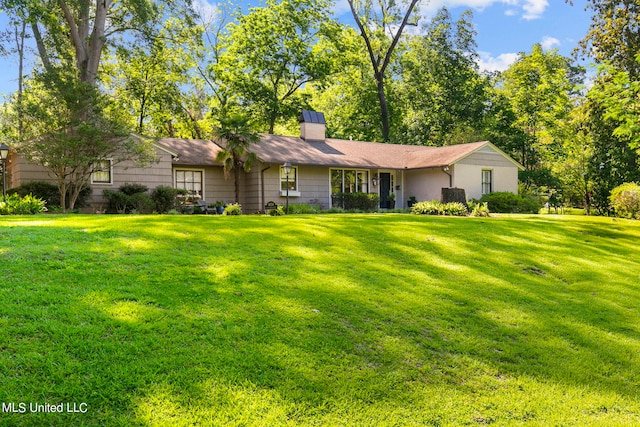 ranch-style house featuring a front yard