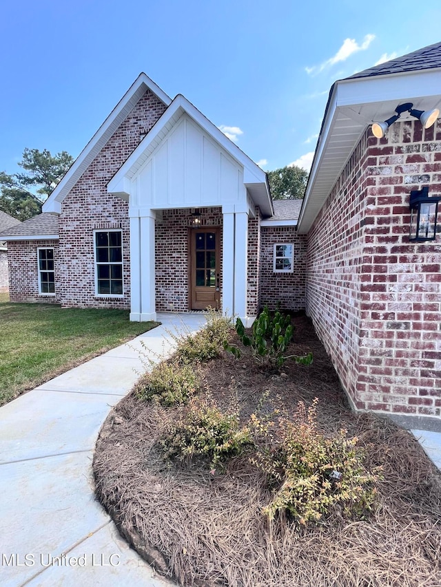 view of front facade featuring a front yard