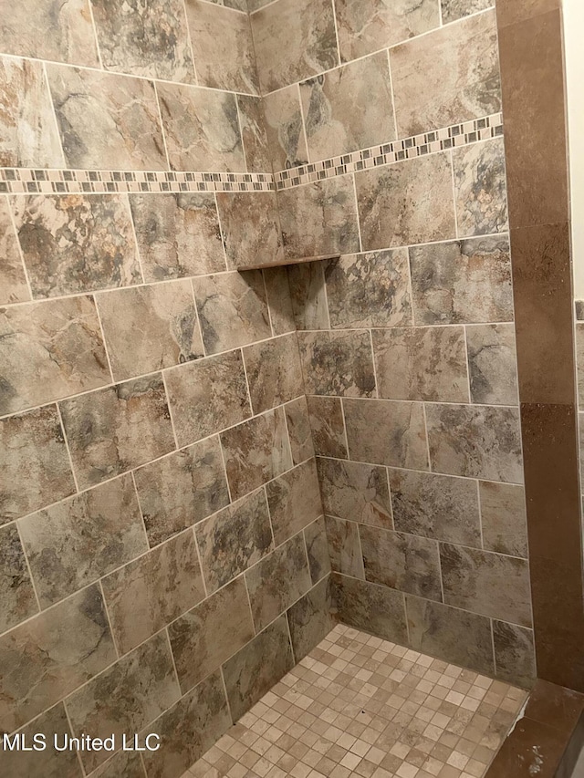 bathroom featuring tiled shower