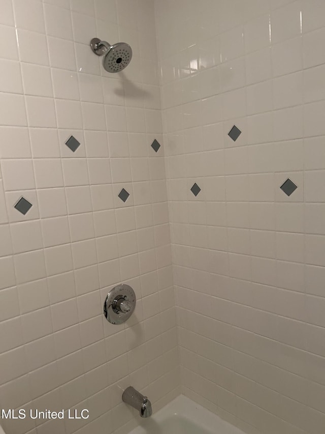 bathroom with tiled shower / bath