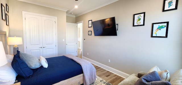 bedroom with recessed lighting, a closet, ornamental molding, wood finished floors, and baseboards