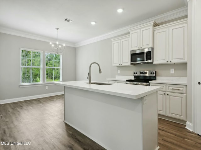 10507 Glade Cv, Gulfport, MS 39503 - kitchen featuring a sink, appliances with stainless steel finishes, dark wood-type flooring, an island with sink, and a notable chandelier