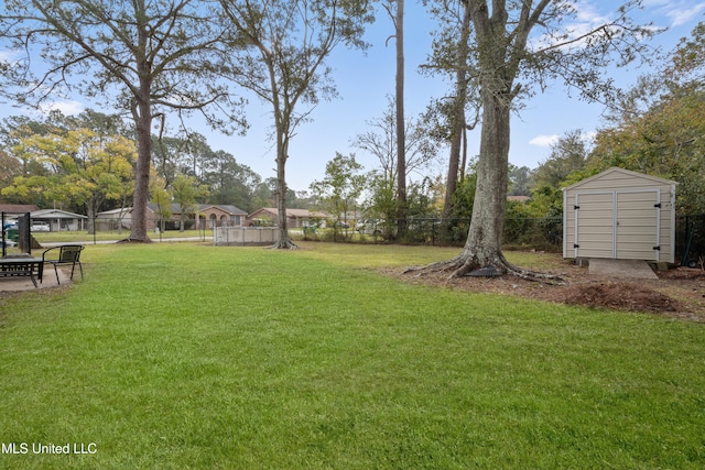 view of yard featuring a storage unit