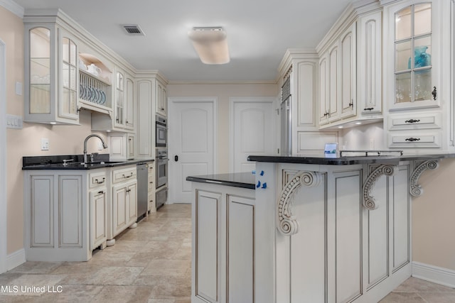 kitchen featuring a breakfast bar area, kitchen peninsula, sink, and stainless steel oven