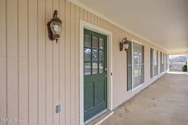 property entrance featuring covered porch