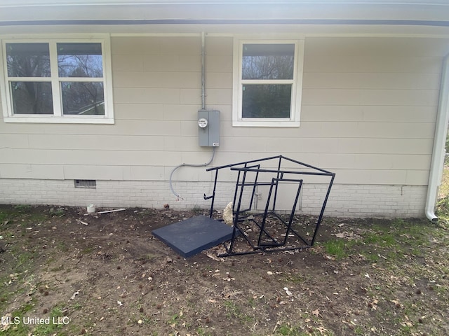 entrance to property with crawl space